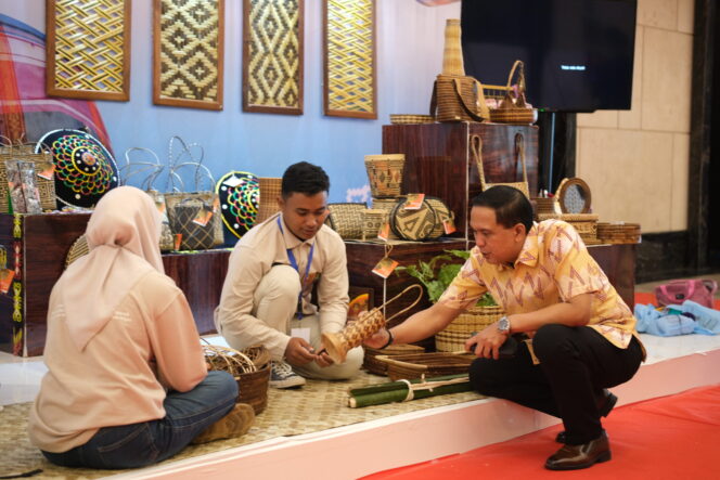 
 Perkuat Kriya Lokal Luwu Timur, PT Vale Hadirkan Anyaman Teduhu di Ajang Dekranas